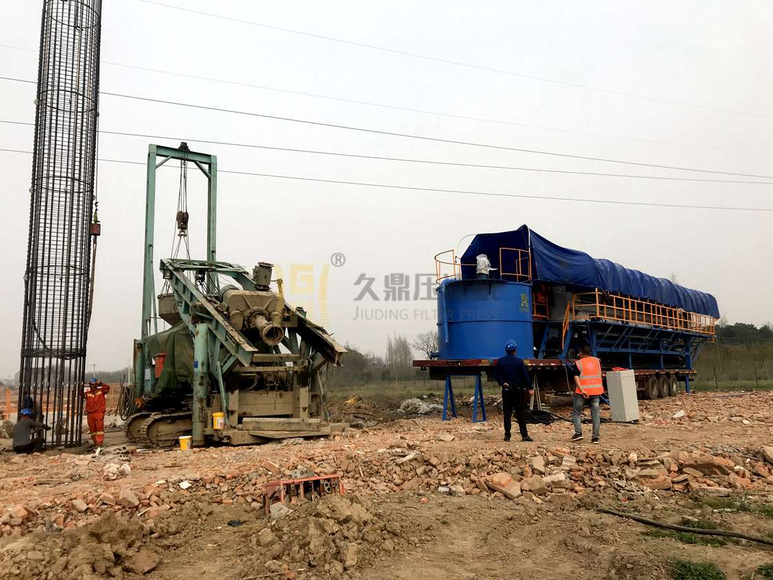 某打樁泥漿現(xiàn)場，使用1臺500平方車載壓濾機(jī).jpg