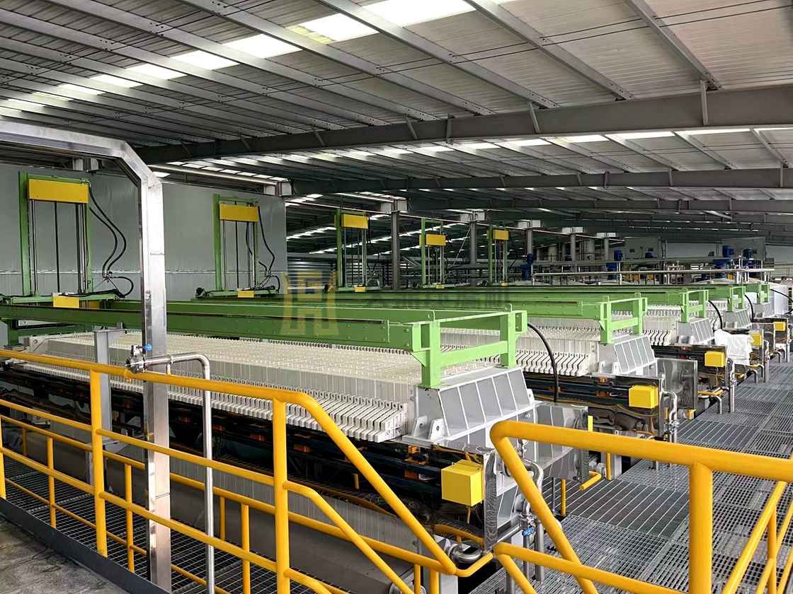 重慶某食品廠處理果汁廢水現場，使用400平方全自動水沖洗隔膜壓濾機5臺 (2).jpg