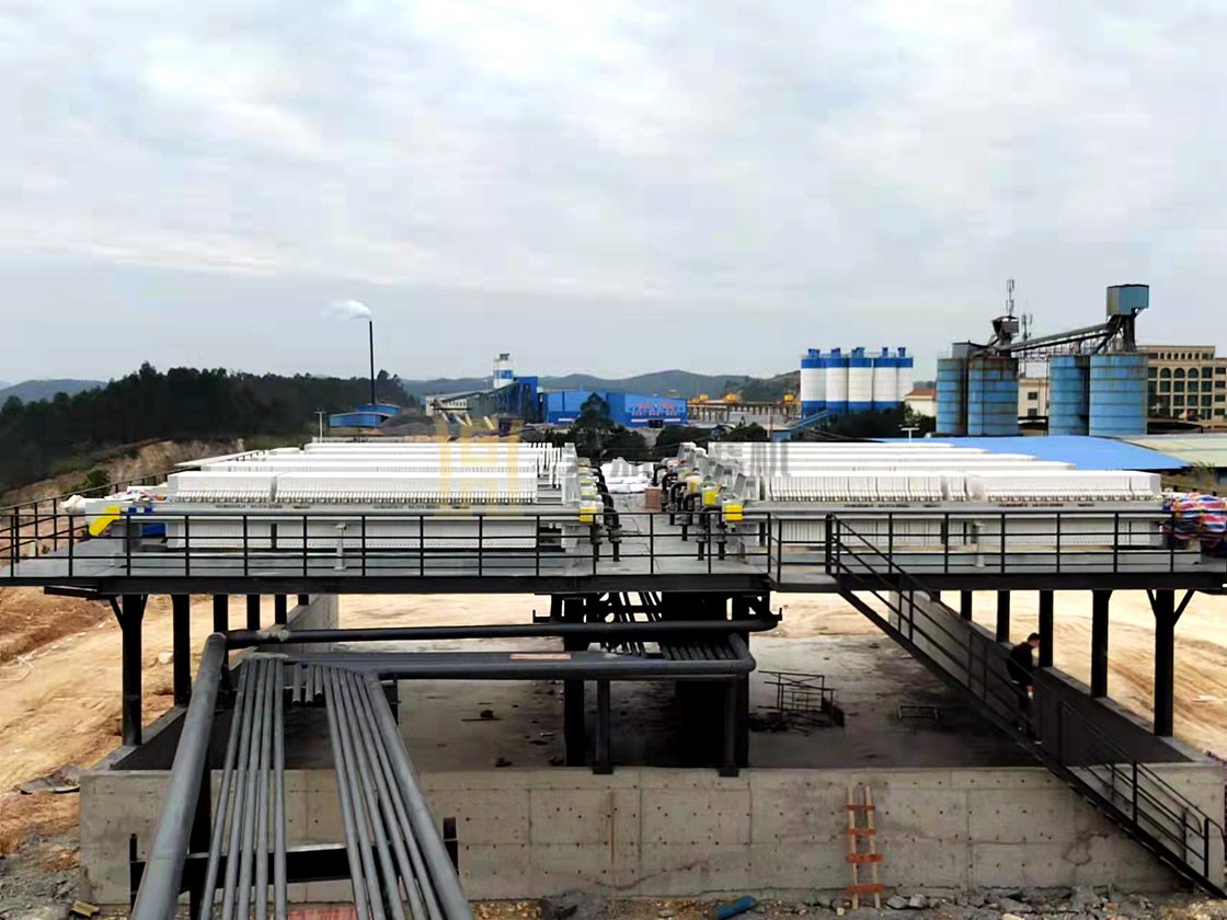 廣西南寧洗砂污水處理現(xiàn)場，使用10臺高效快開式壓濾機 (2).jpg